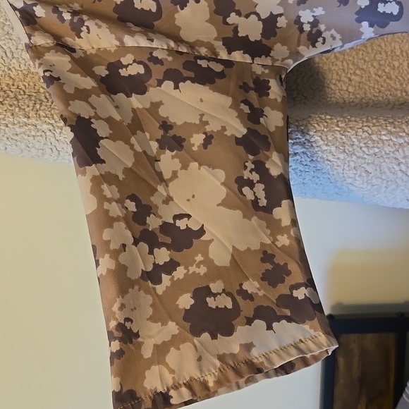 Banana Republic Patterned Top. Grey And Tan With Sleeves To The Elbow. - Picture 5 of 6